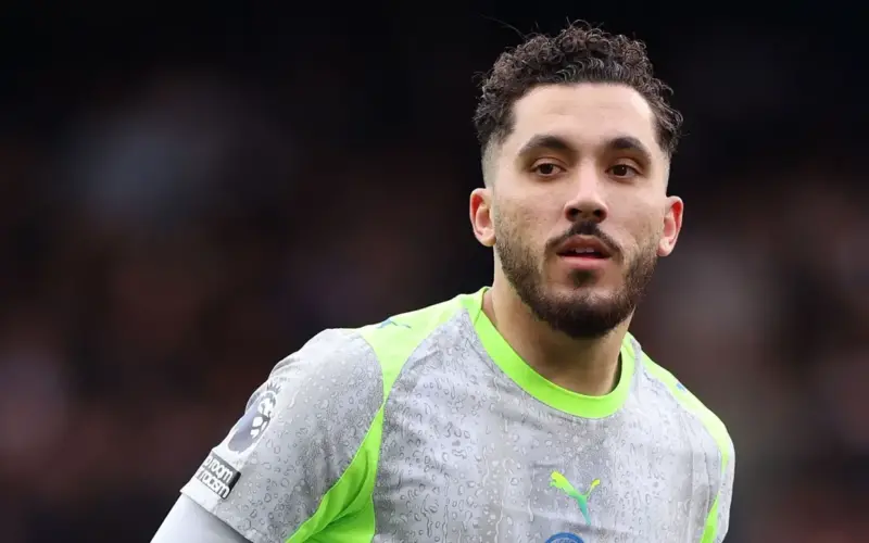 فيديو: لقطات جماهيرية حصرية تُظهر ريان شرقي وهو يلعب لعبة قلب الزجاجة خلال فوز مانشستر سيتي على تشيلسي